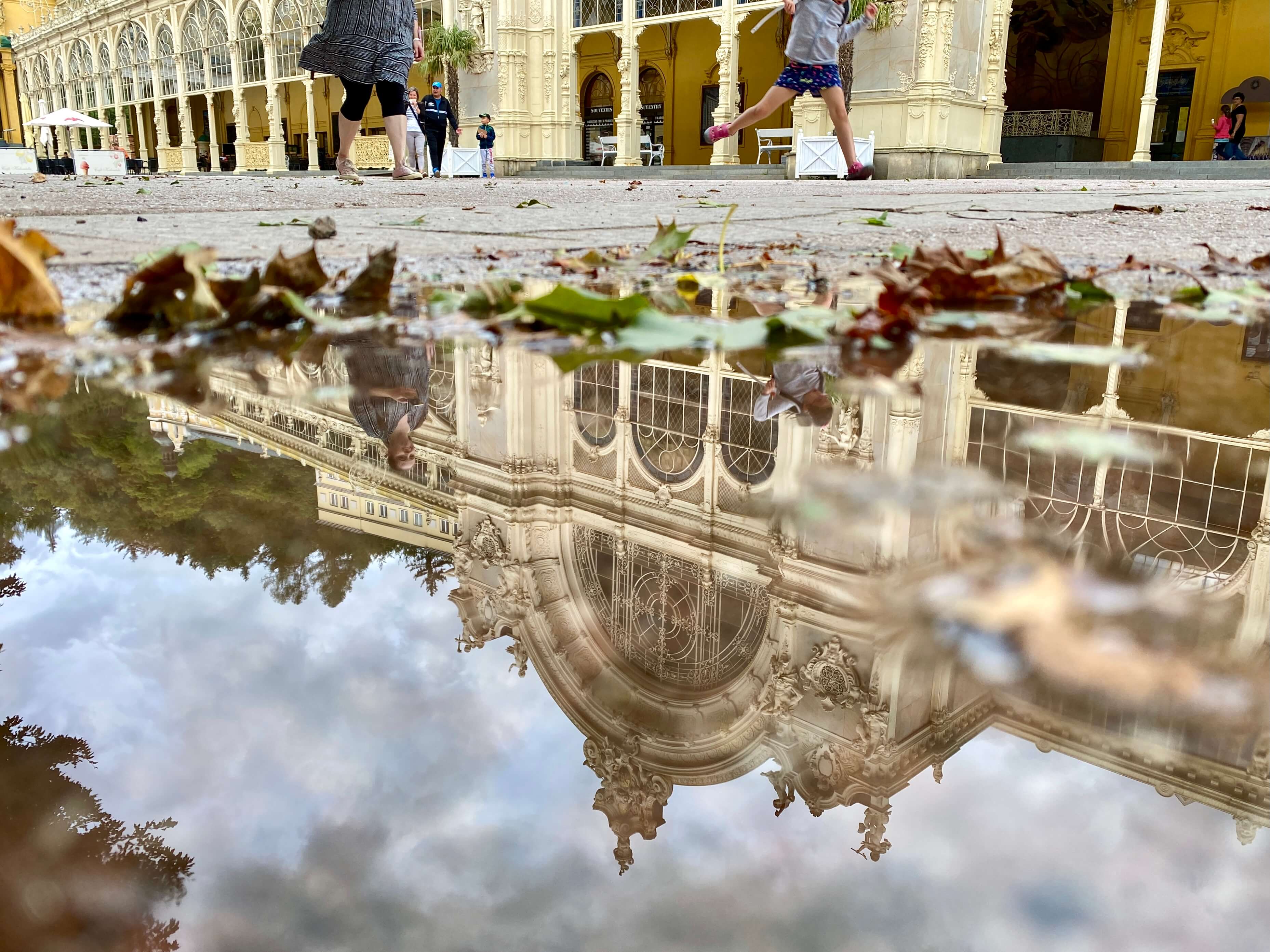 Marienbad Tschechien, Hauptkolonnade, Spiegelung in einer Pfütze