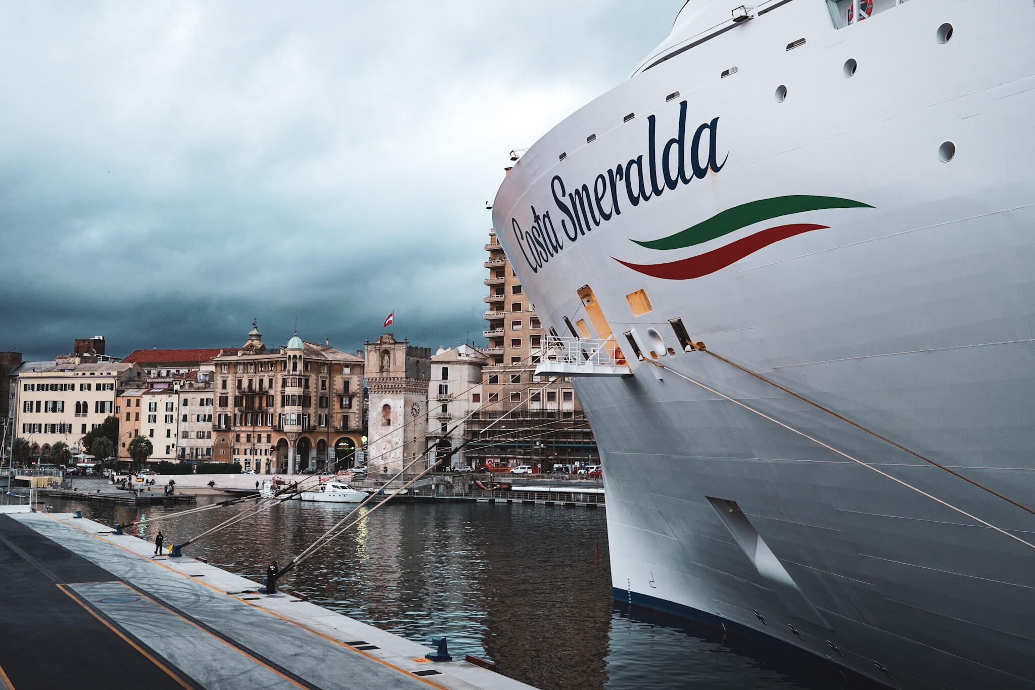 Kreuzfahrtschiff Costa Smeralda liegt im Hafen