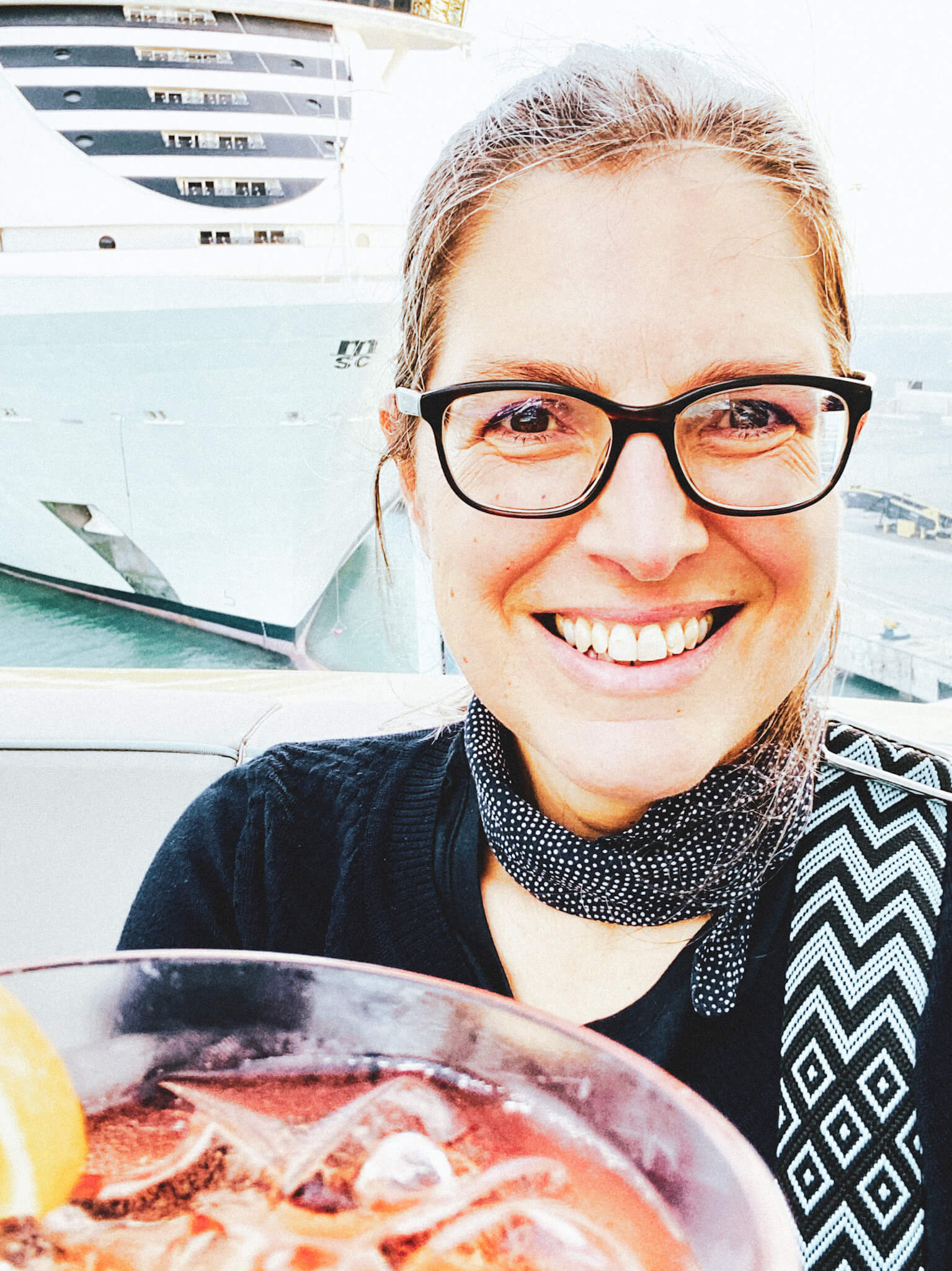Kreuzfahrtschiff Costa Smeralda: Kirsten Rick, Freundin von Welt, mit einem Cocktail an Deck