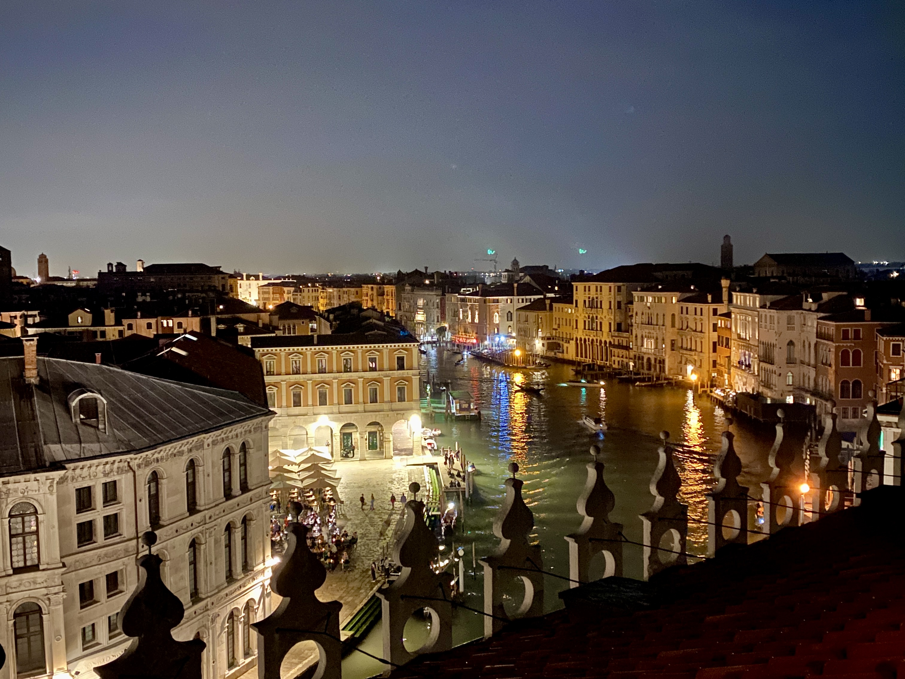 Italien, Venedig: Aussicht am Abend von der Dachterrasse des Kaufhauses Fondaco dei Tedeschi auf den Canal Grande