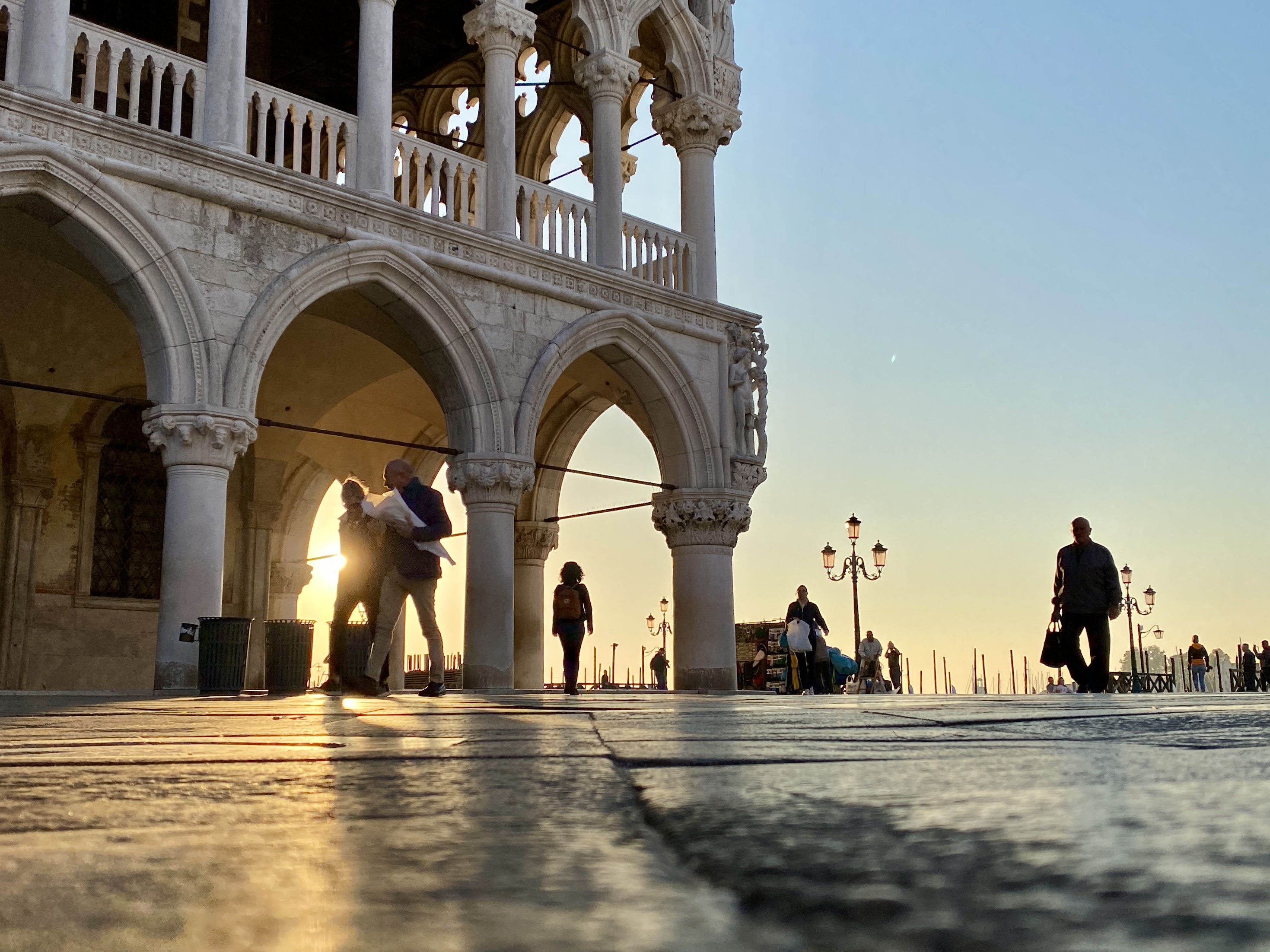 Morgens auf dem Markusplatz in Venedig, Licht fällt durch die Säulen des Dogenpalastes