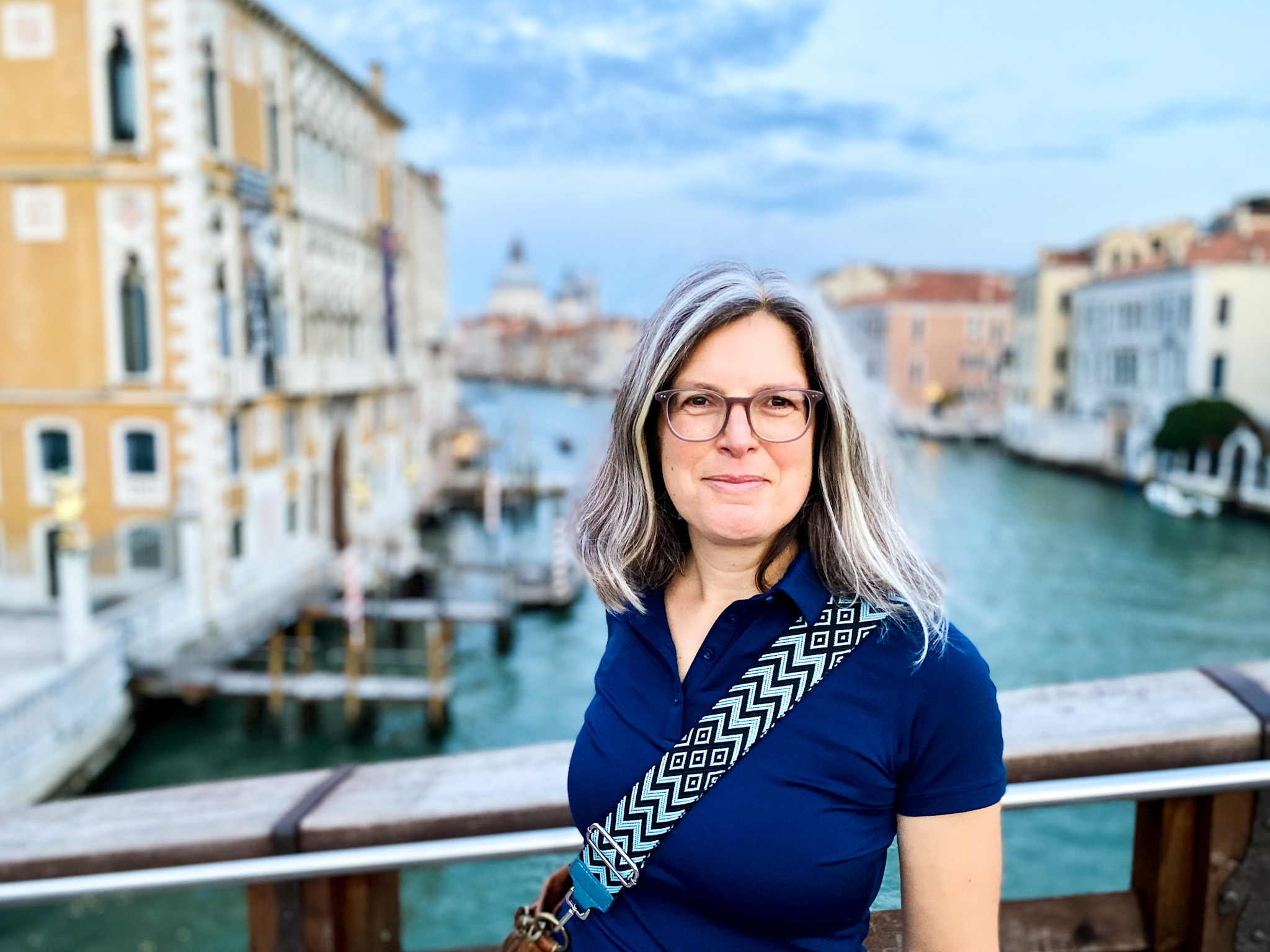 Italien, Venedig: Kirsten Rick auf der Accademia-Brücke