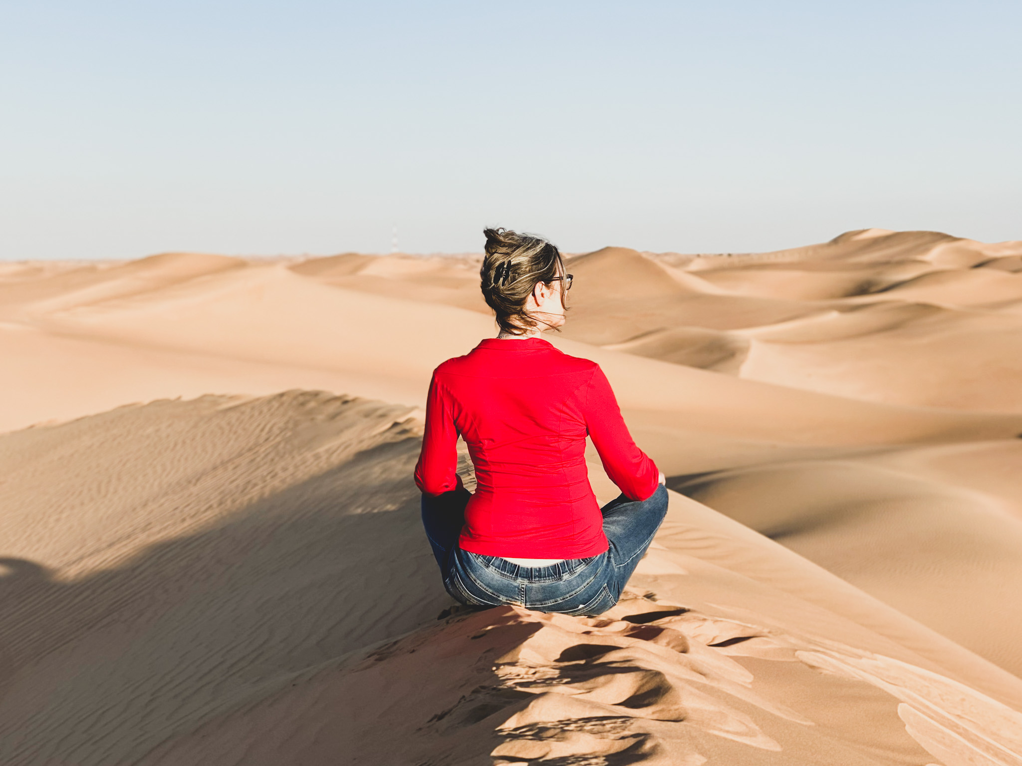 Die Freundin von Welt Kirsten Rick sitzt in der Wüste