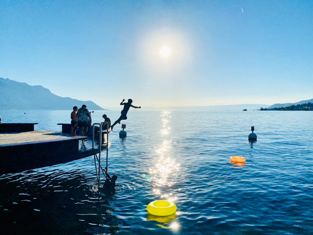 Promenade von Montreux, ein Kind springt in den Genfer See