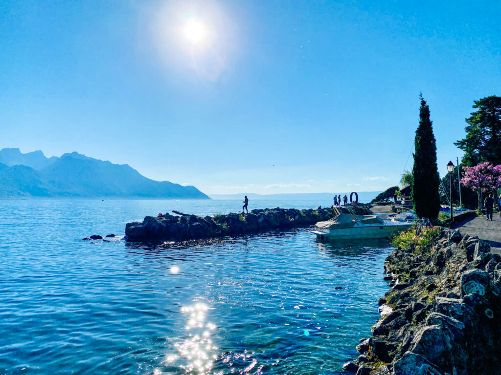 Blick von der Promenade auf den Genfer See im Gegenlicht