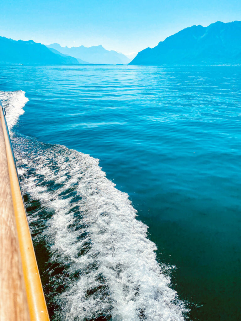 Blick über die Reling vom Schiff auf das Wasser des Genfer Sees