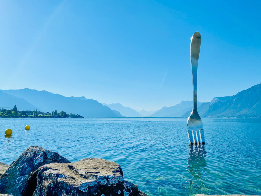 Eine Gabel steht aufrecht im Genfer See
