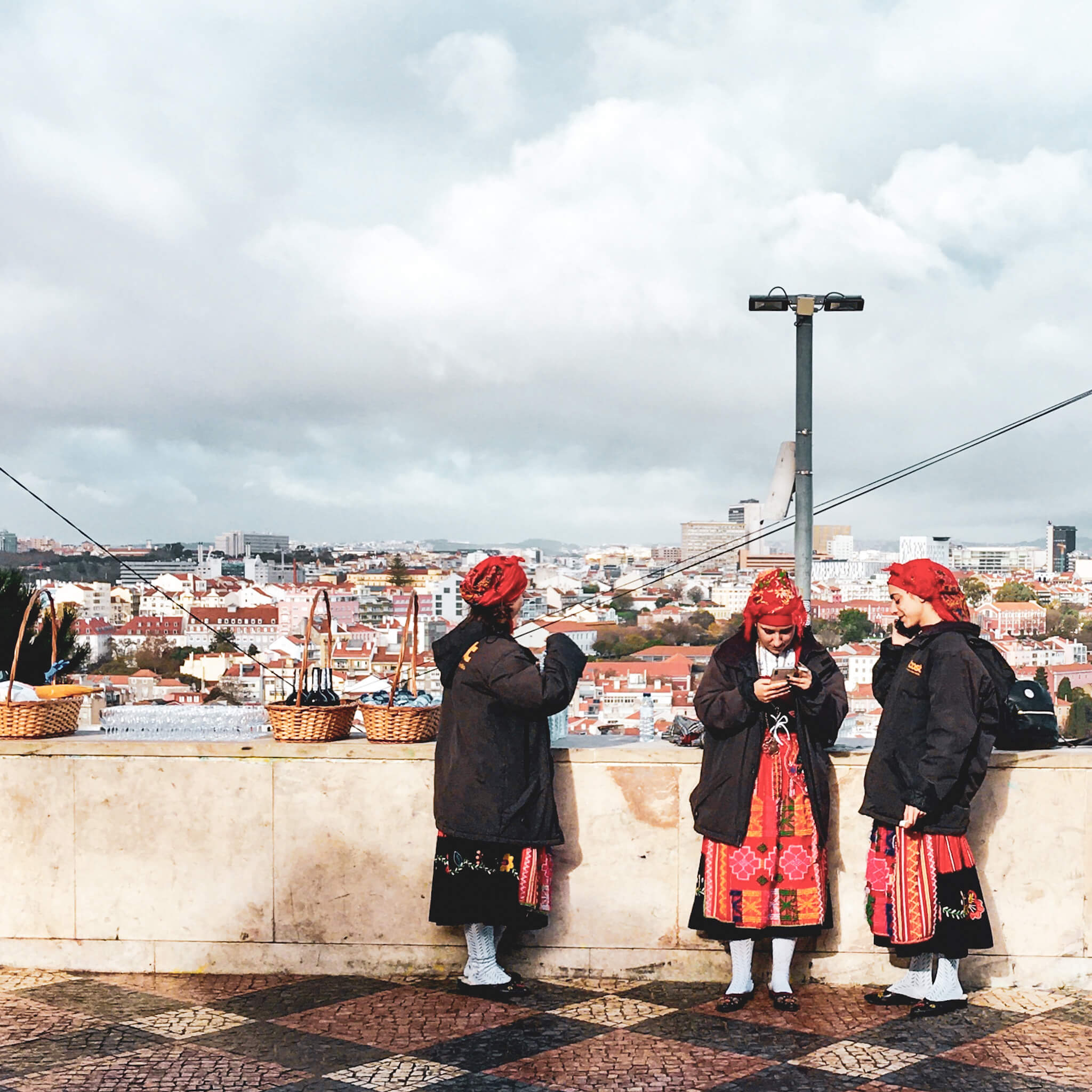 Frauen in Tracht an einem Aussichtspunkt in LIssabon