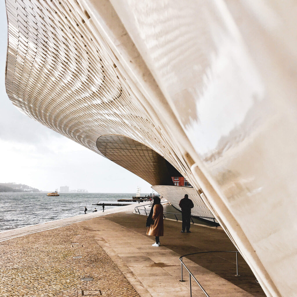 Die geschwungene Fassade des Museum Maat in Lissabon