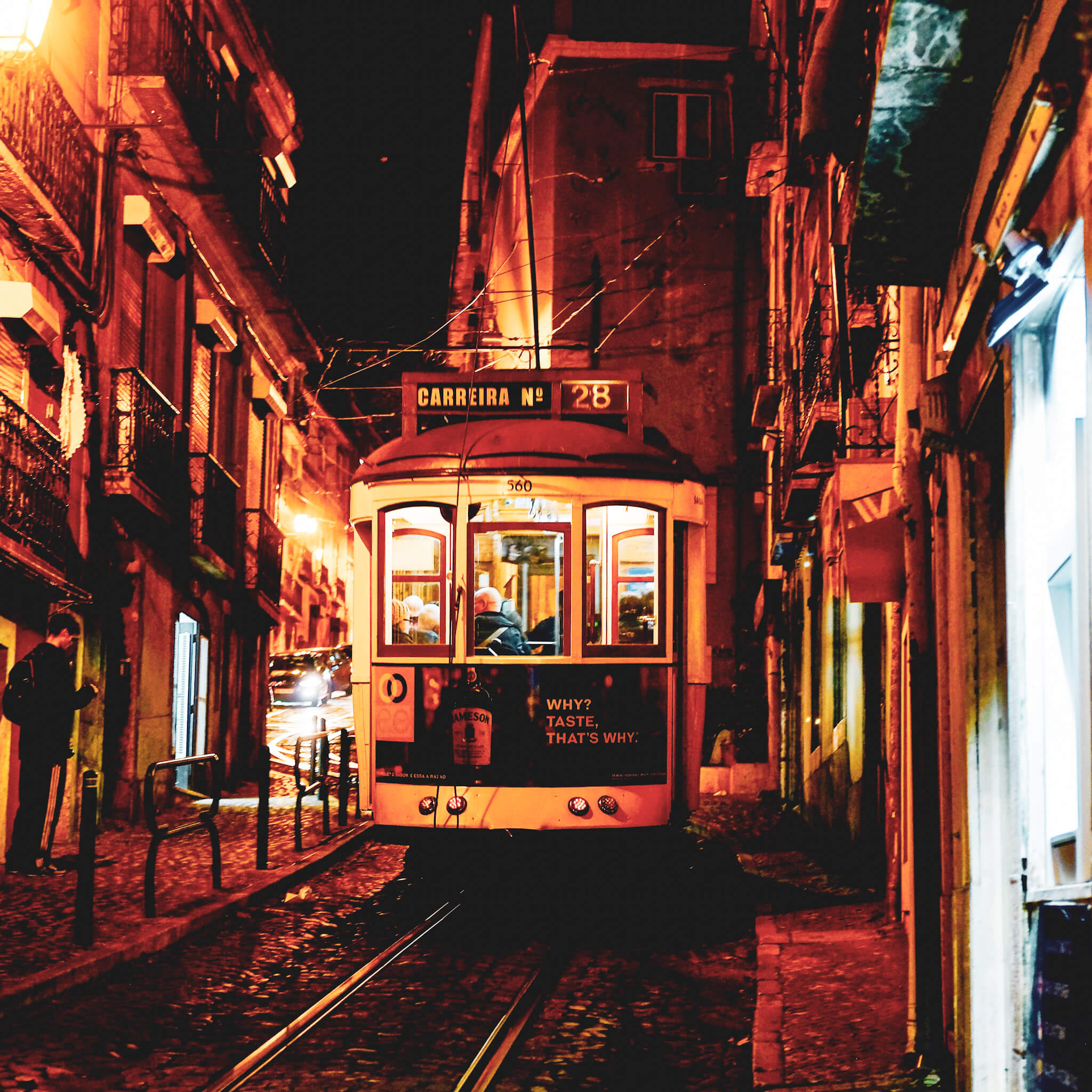 Strassenbahn fährt durch eine enge Gasse in Lissabon