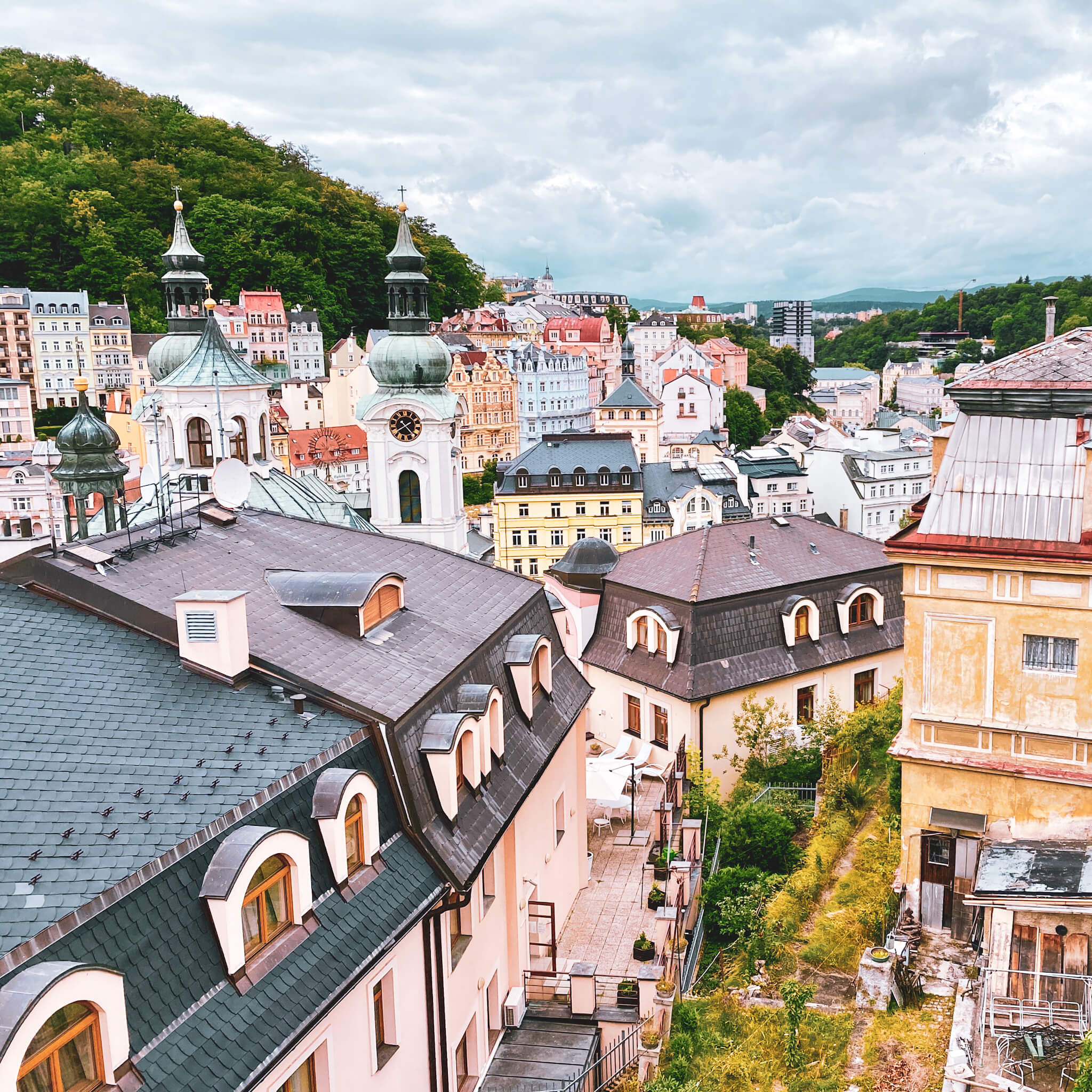 Karlsbad, Tschechien, Westböhmisches Bäderdreieck: Blick auf die Stadt von der Dachterrasse des Hotel Prezident