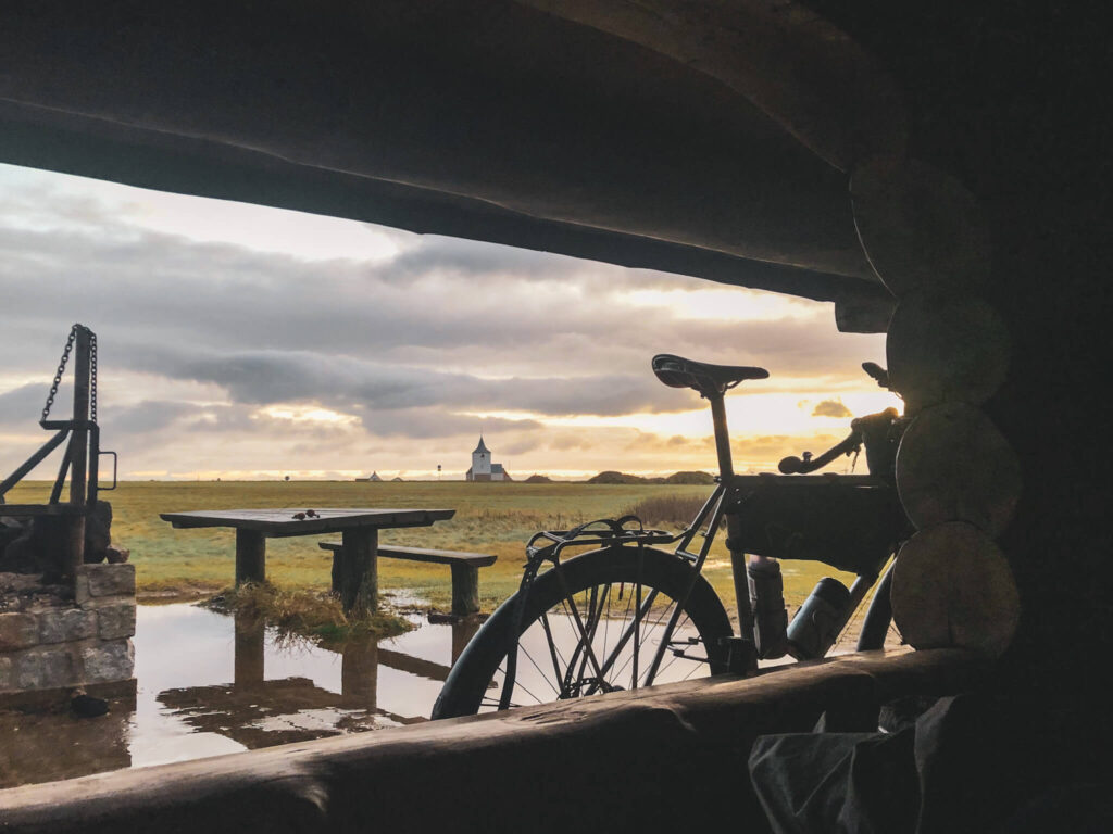 Blick aus dem Shelter auf Fahrrad