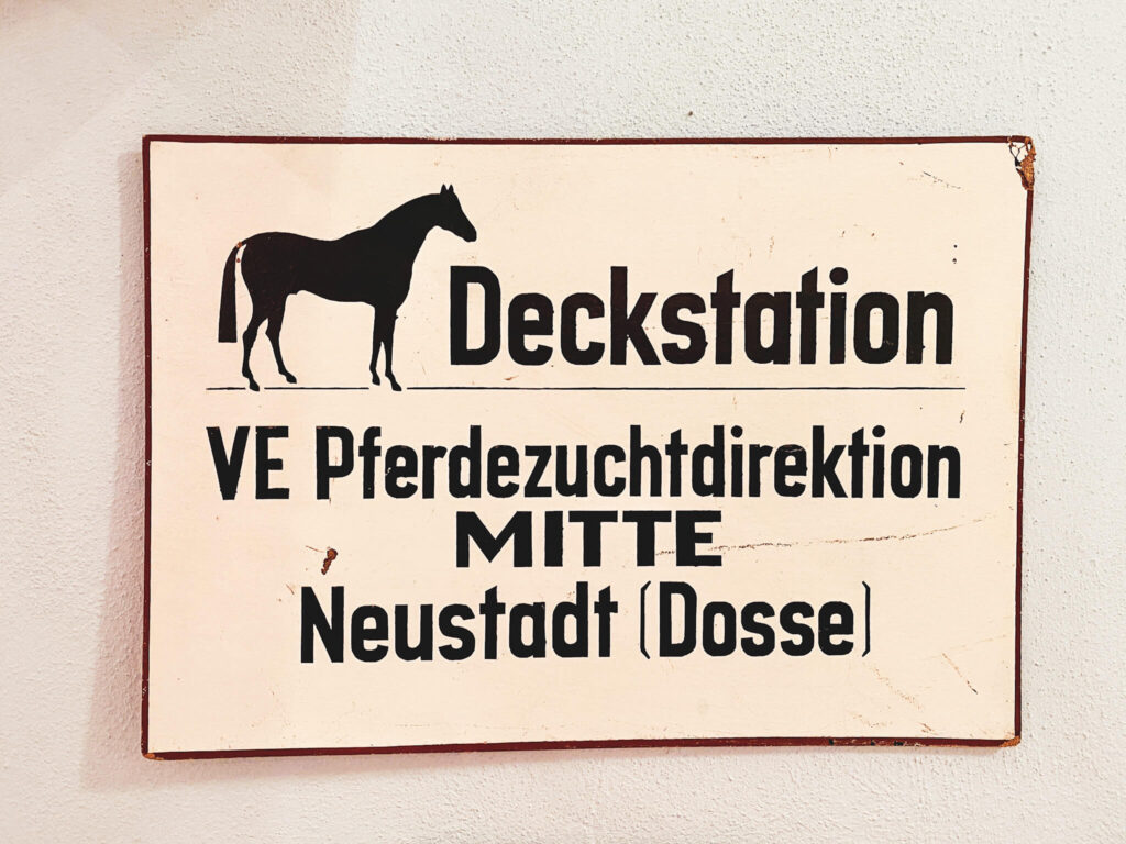 Schild mit der Beschriftung "Deckstation" Neustadt (Dosse)