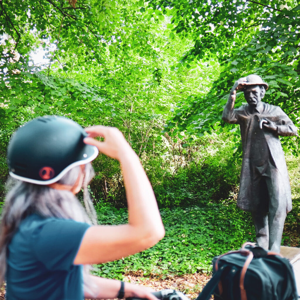 Frau mit Helm grüßt Fontane-Denkmal