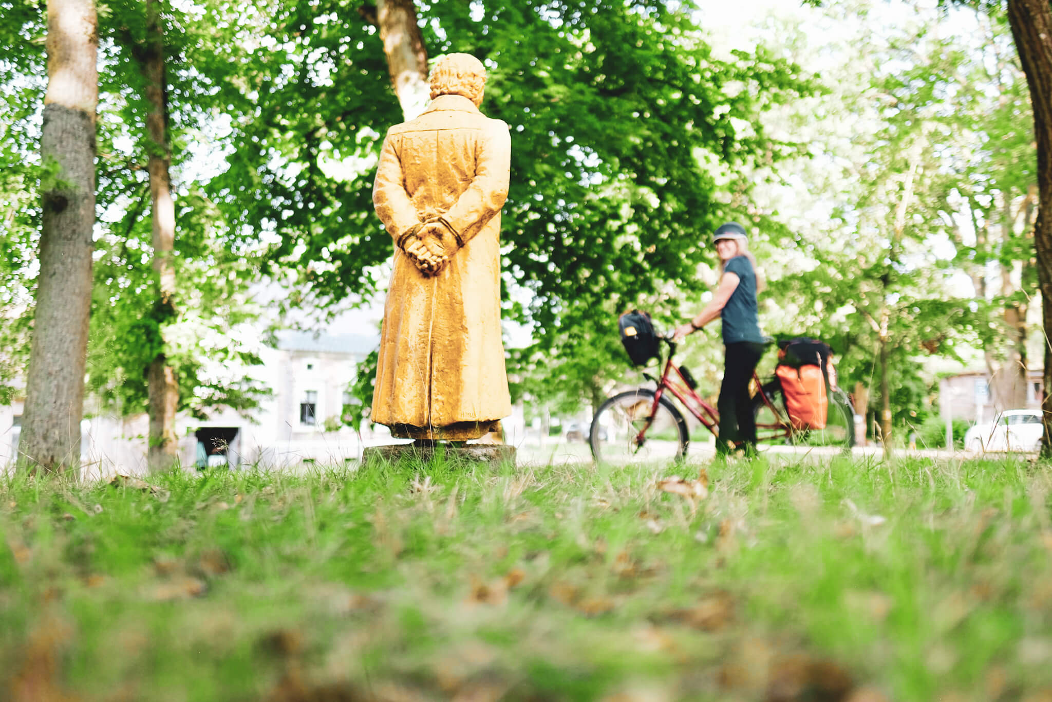 Gelbe Fontane-Statue, Kirsten Rick mit Fahrrad