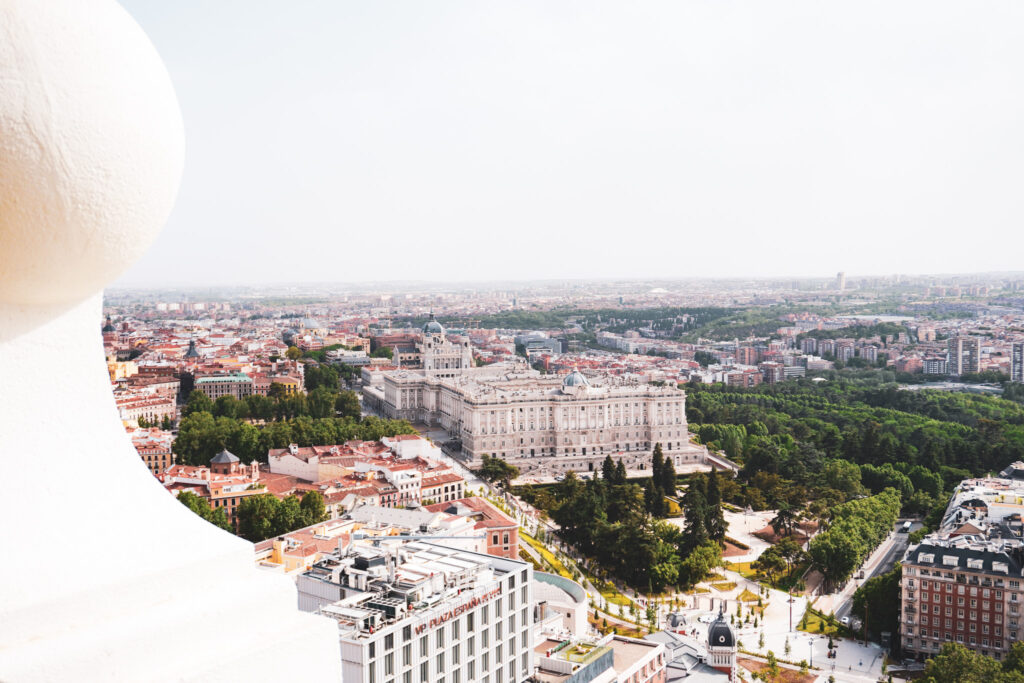 Blick von der 360° Rooftop Bar des Hotels Riu Espana auf den Palacio Real