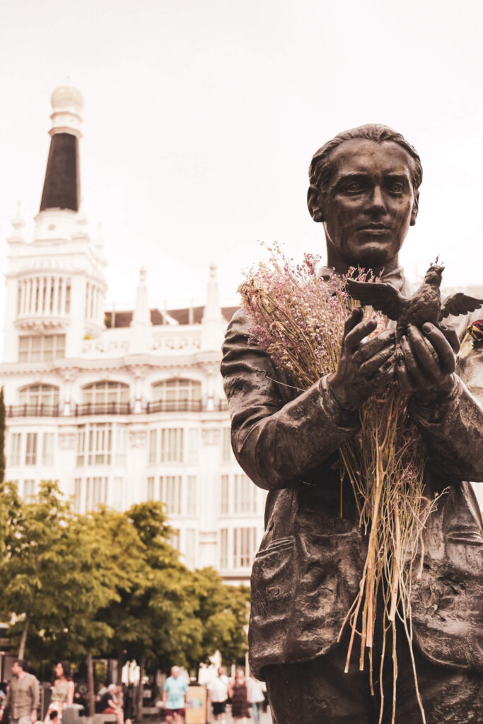 Statue von Garcia Lorca mit Blumen im Arm in Madrid