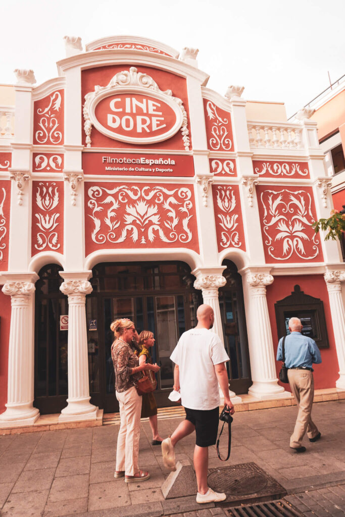 Jugendstilfassade des CineDore Kinos in der Filmoteca Espanol in Madrid