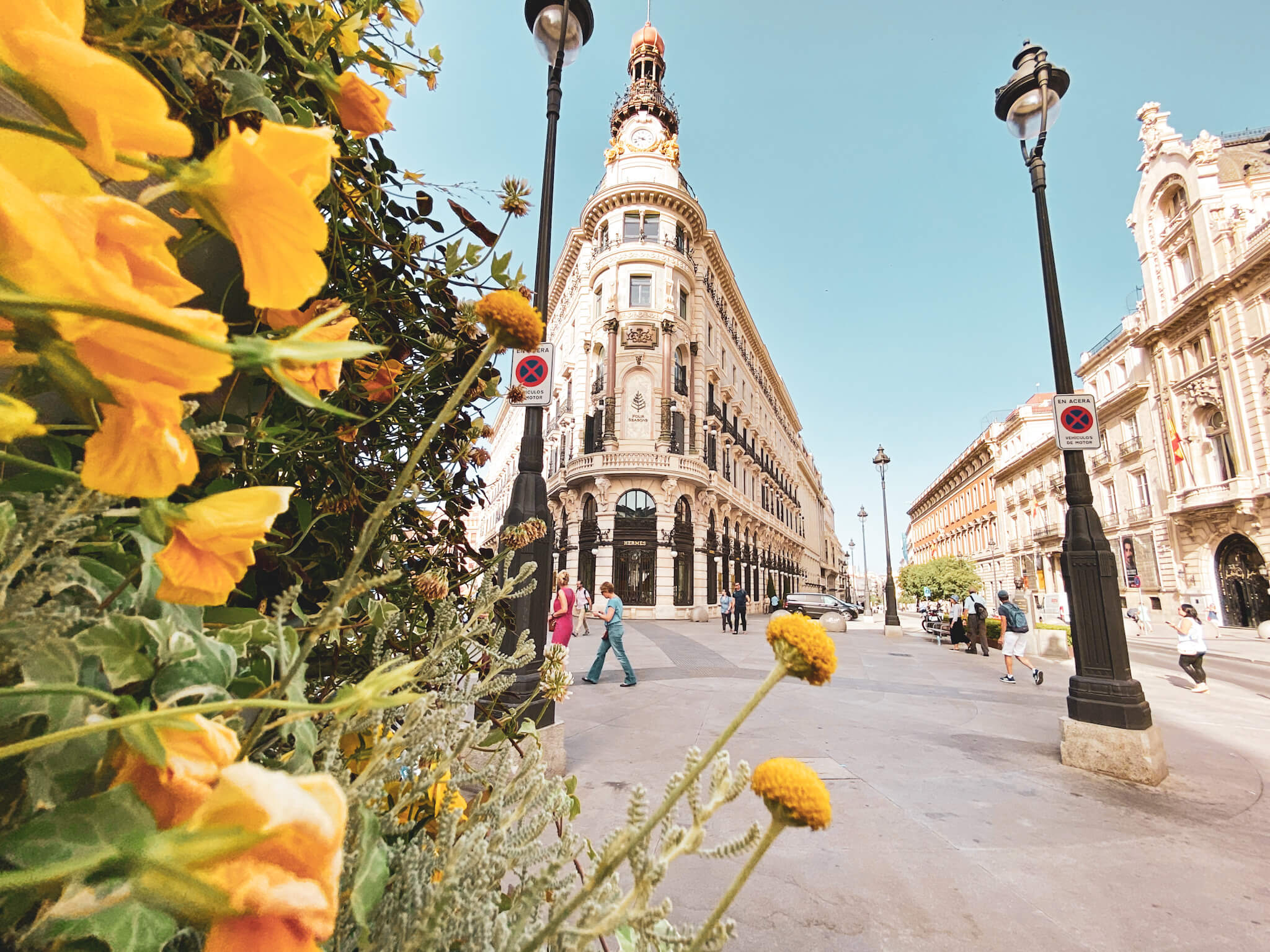 Das Four Seasons Hotel mit prächtiger Fassade in Madrid