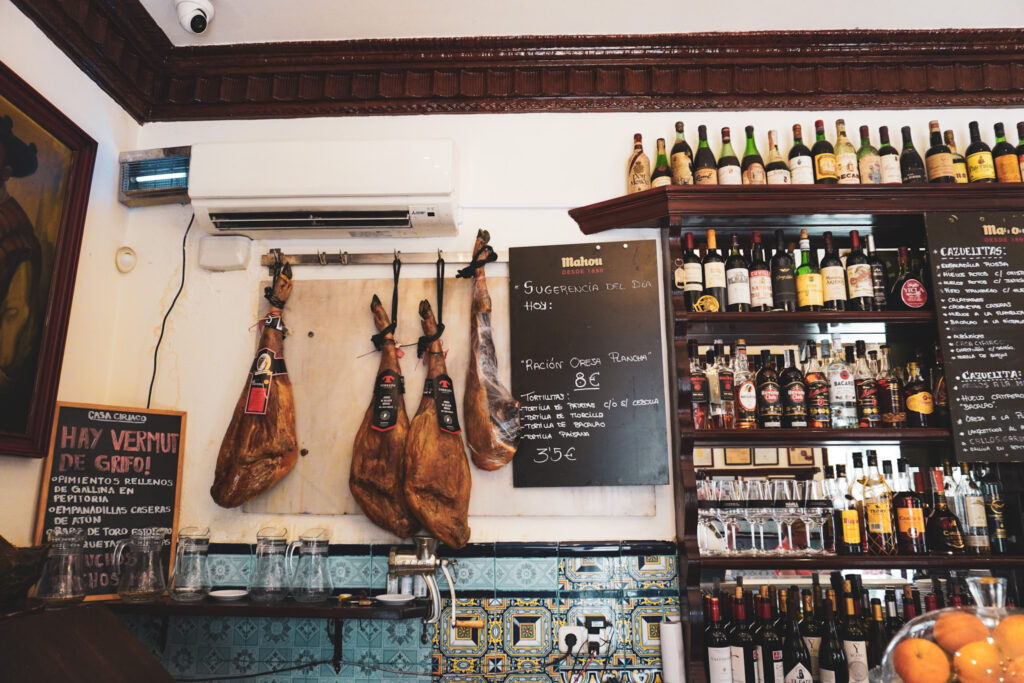 Schinken hinter der Bar im Casa Ciriaco in Madrid