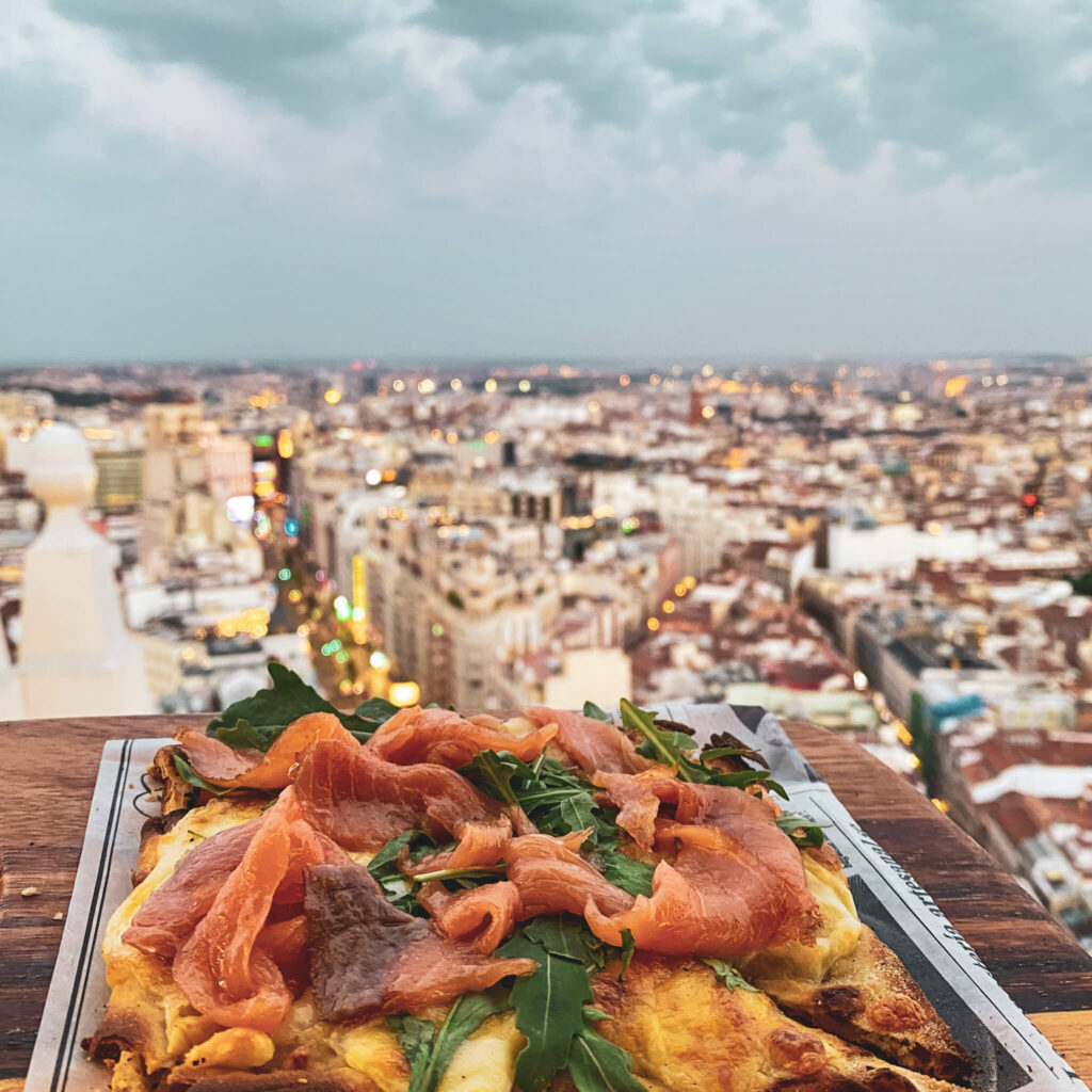 Tapas Madrid: Lachspizza mit Aussicht auf die Stadt in der 360° Rooftop Bar in Madrid