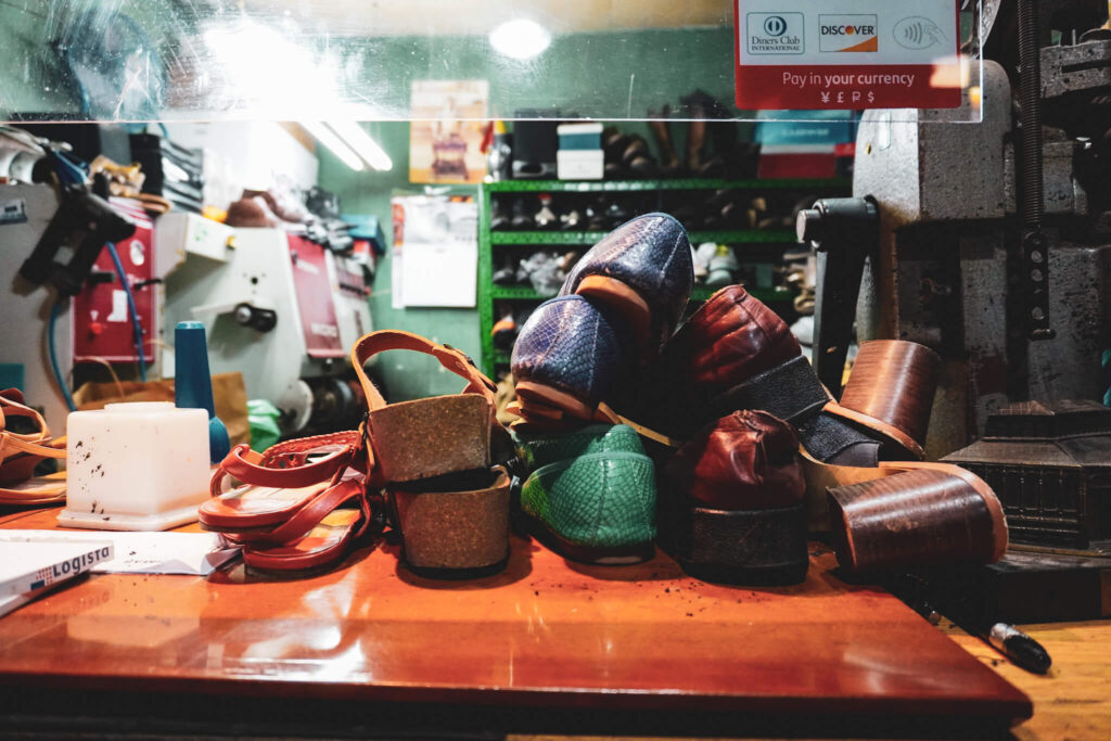 Detail: Schuhe beim Schuster im Mercado de la Cebada
