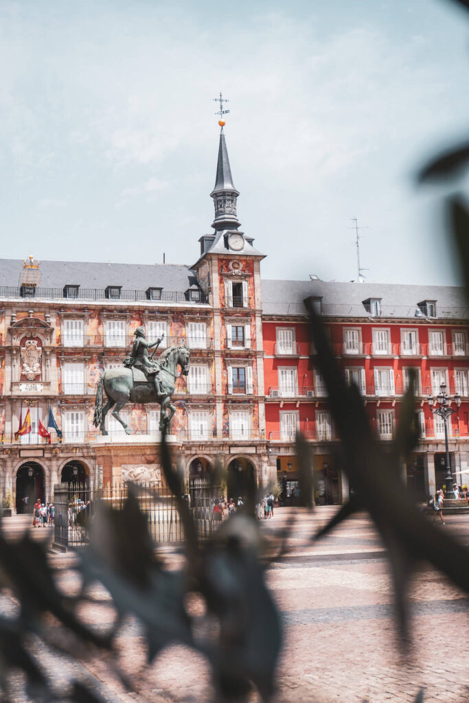 Reiterstandbild auf der Plaza Mayor in Madrid