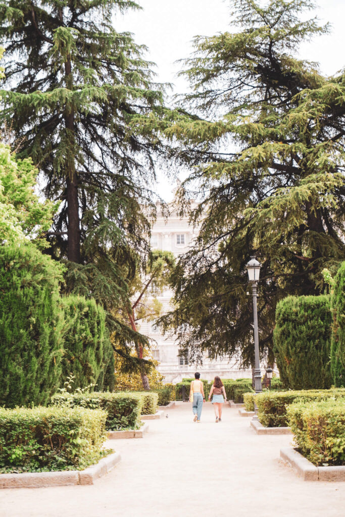 Paar von hinten in den Sabatini-Gärten in Madrid