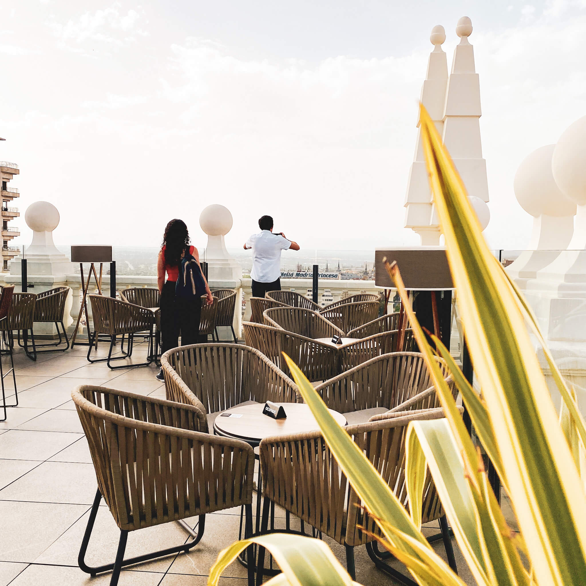 Ein Paar auf der Terrasse der Rooftop Bar 360°, Hotel RIU Espana in Madrid