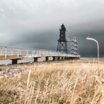 Leuchtturm Obereversand an der Wurster Nordseekueste mit dunklen Gewitterwolken