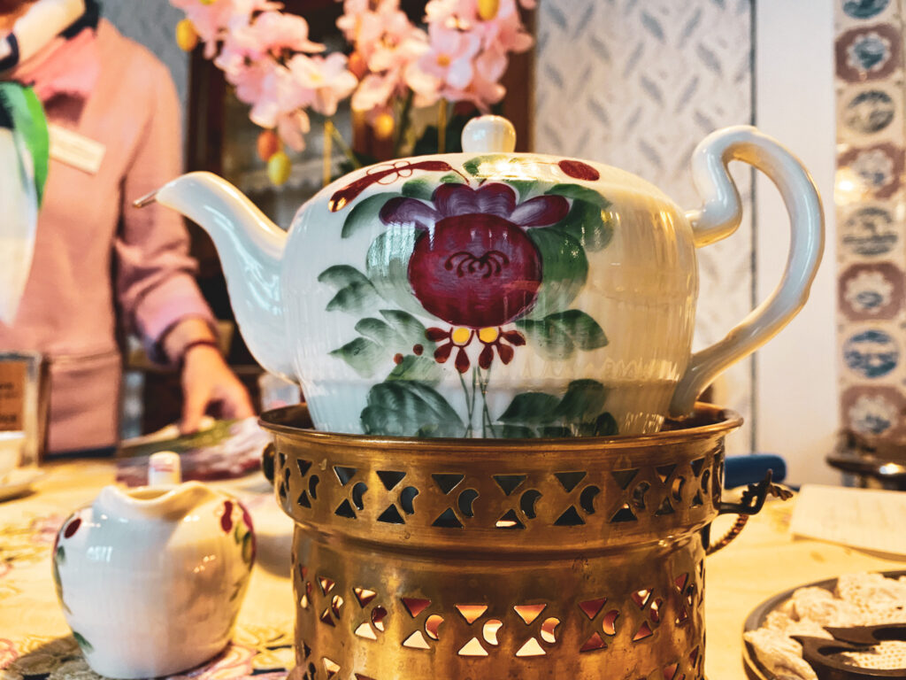 Teekanne mit Dekor "Ostfriesische Rose"