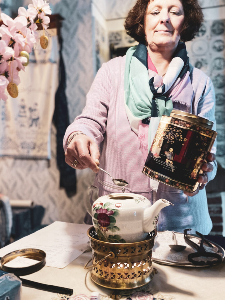 Frau Bardelmeier bei der Teezeremonie im Teemuseum