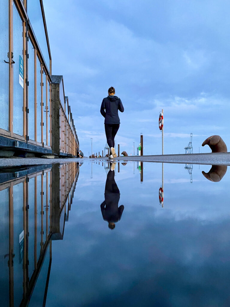 Spiegelung mit Tiny Houses in Aarhus am Pier