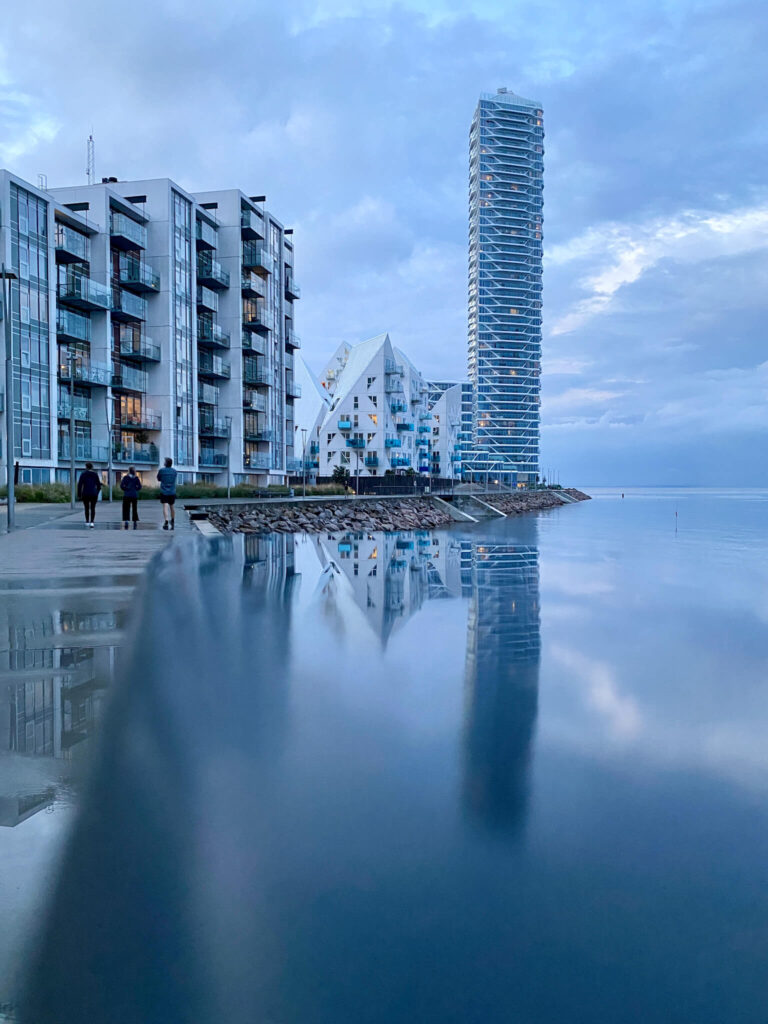 Eisberghaus am Hafen von Aarhus mit Spiegelung