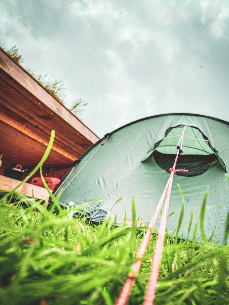 Zelt und Shelter aus Froschperspektive