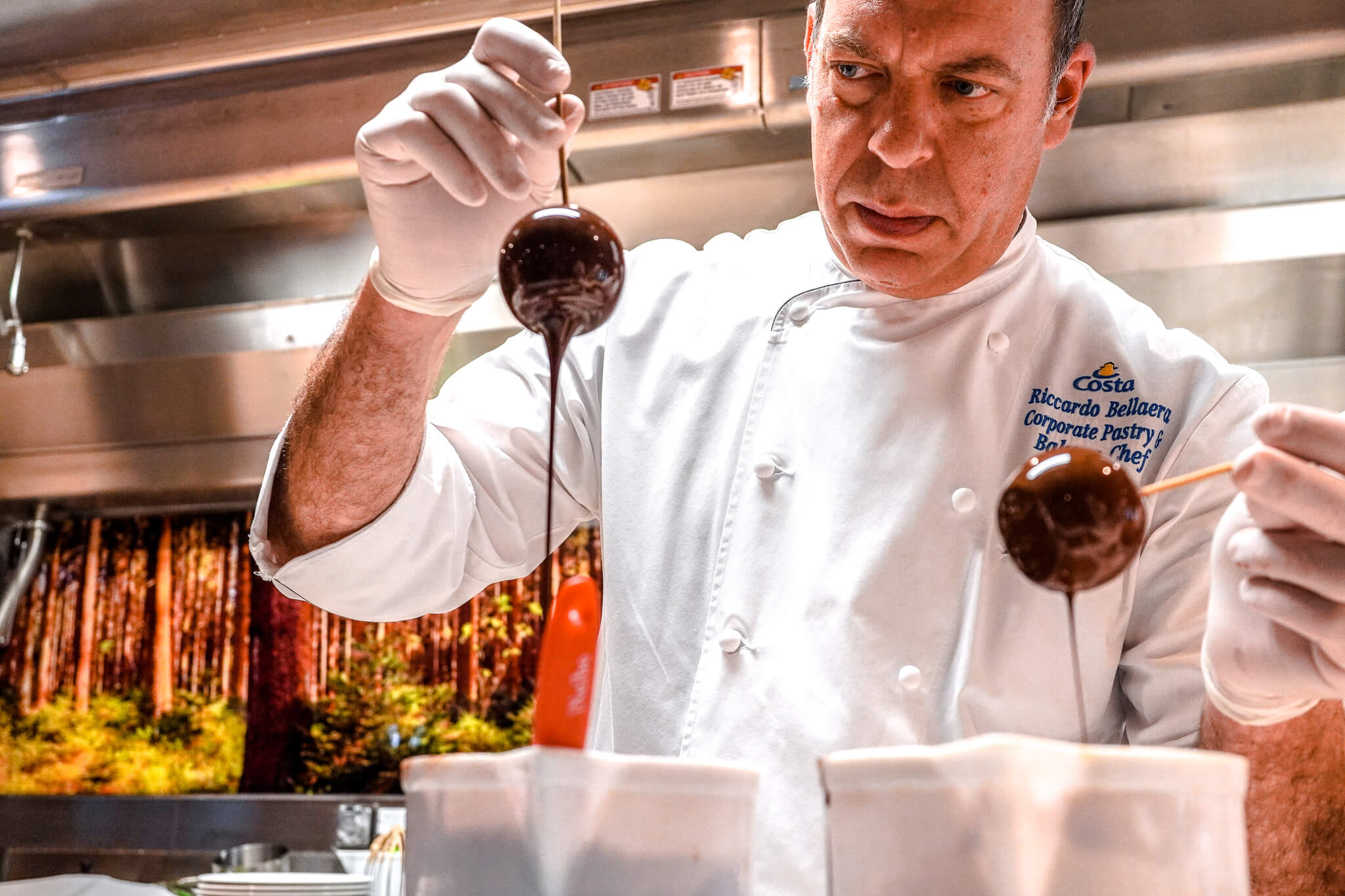 Riccardo Bellaera bereitet Desserts zu