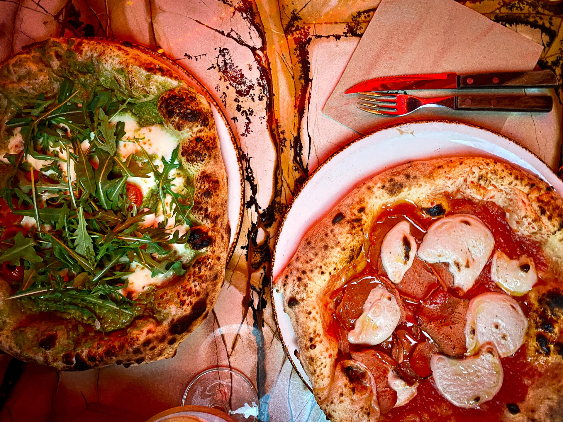 Zwei neapolitanische Pizzen von oben