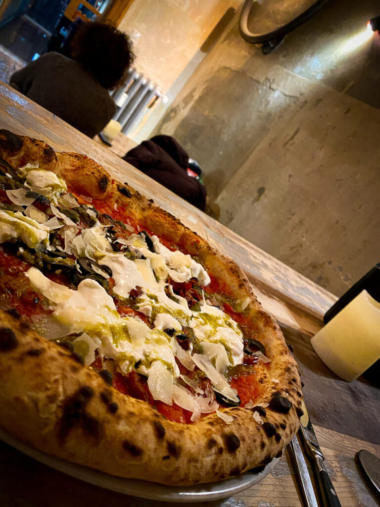 neapolitanische Pizza mit dickem Rand