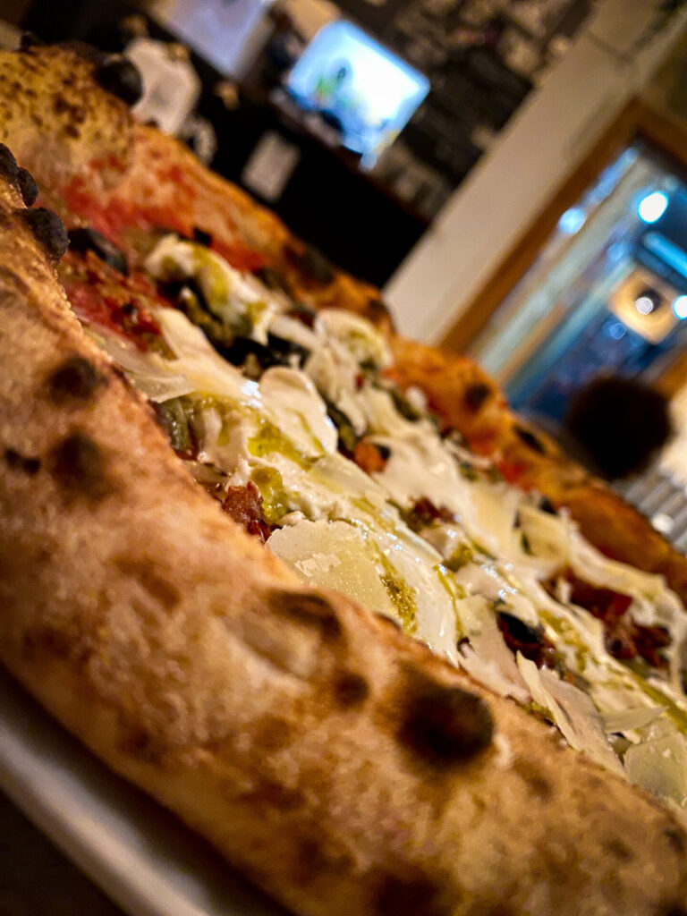 Pizza im neapolitanischen Stil mit dickem Rand bei Slim Jims