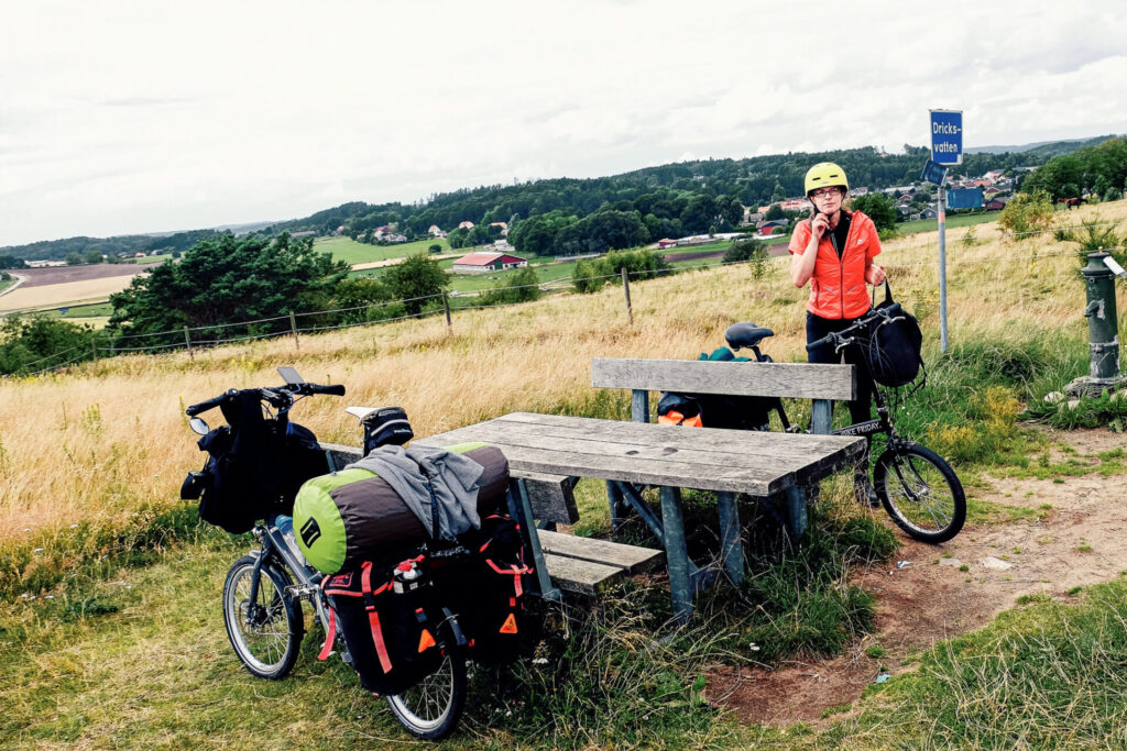 Freundin von Welt mit Fahrrädern und Fahrradhelm am Picknickplatz in Schweden