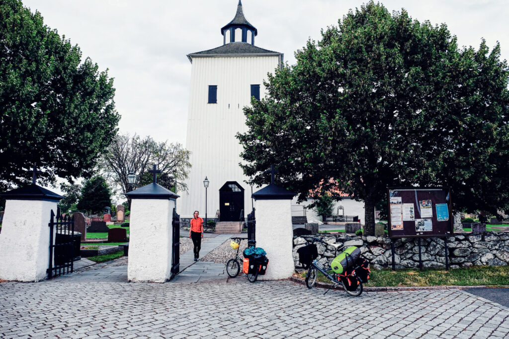 Kirche in Westschweden, davor Fahrräder mit Packtaschen