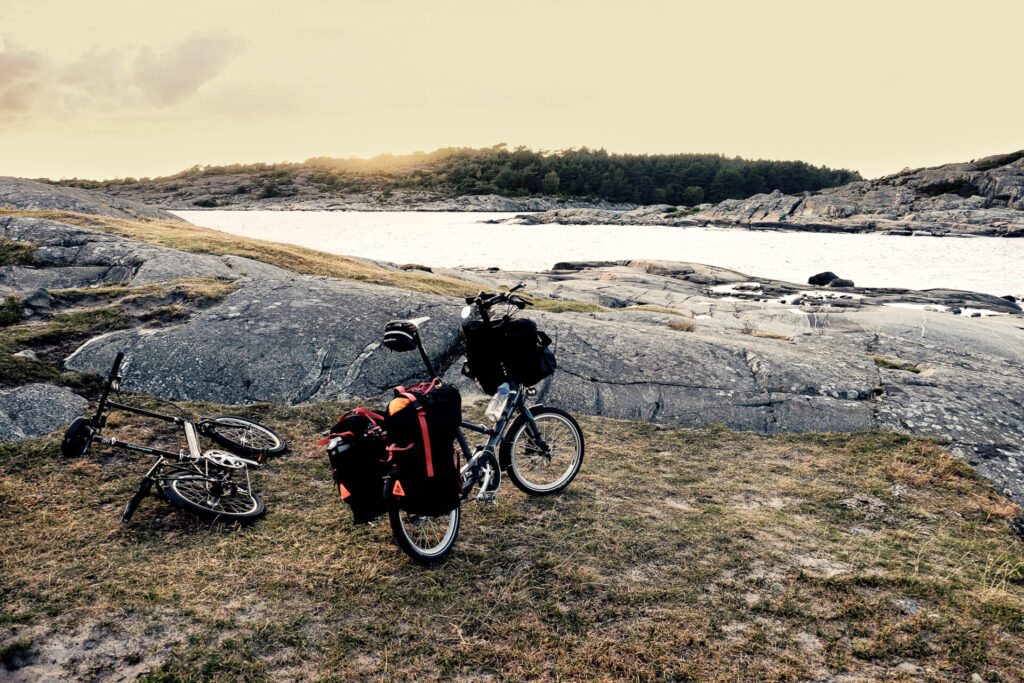 Radreise auf dem Kattegattleden in Schweden, zwei Fahrräder an einem felsigen Badeplatz