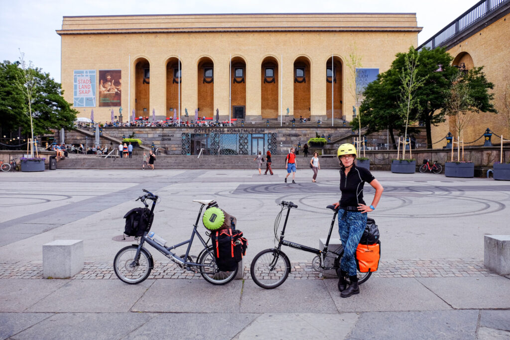 Kattegattleden Schweden: Ziel in Göteborg, Freundin von Welt mit Falträdern vor dem Konstmuseum