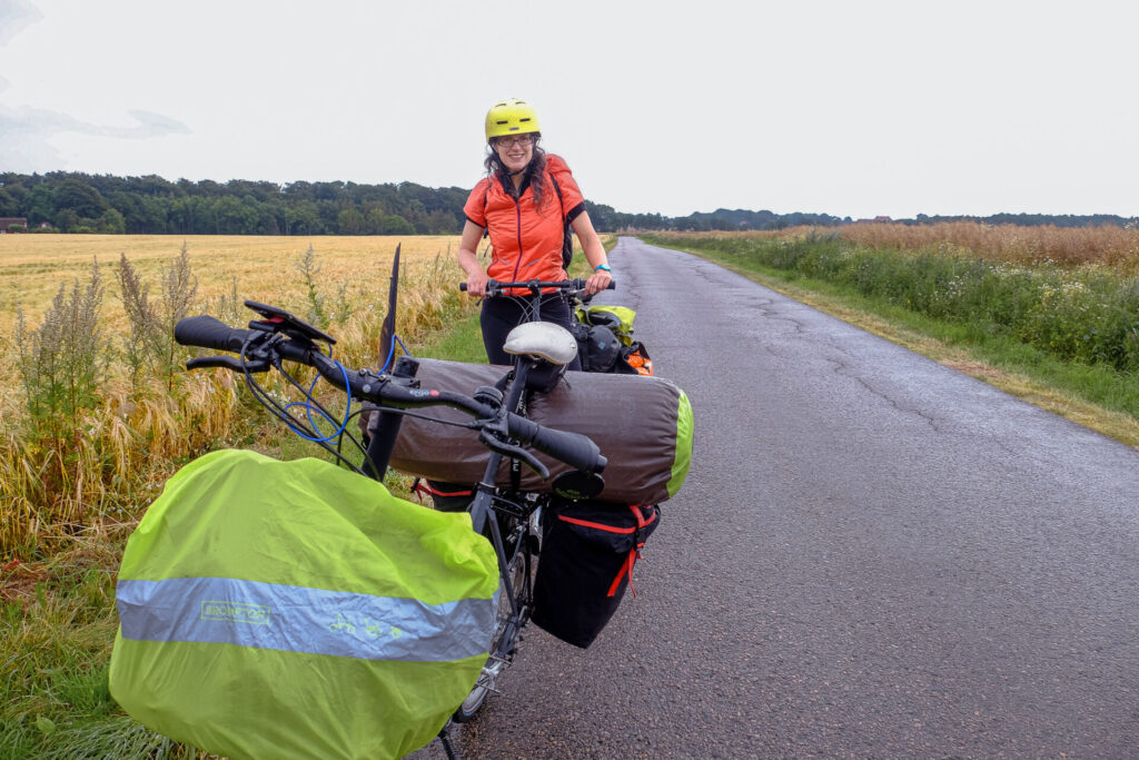 Kattegattleden Schweden: Freundin von Welt mit bepackten Falträdern auf der Straße