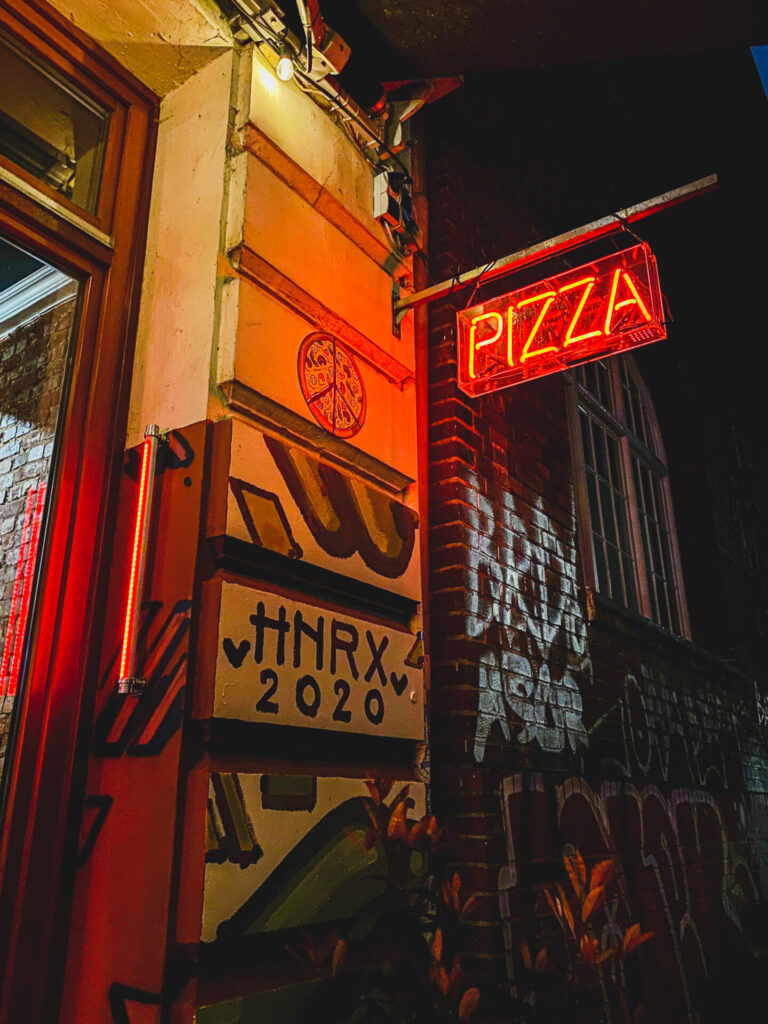 Tazzi Pizza rote Leuchtschrift Pizza
