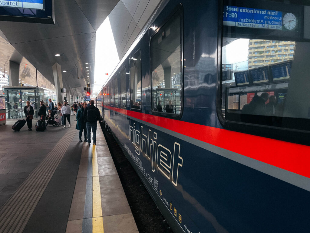Nightjet mit Mini-Cabin am Bahnhof