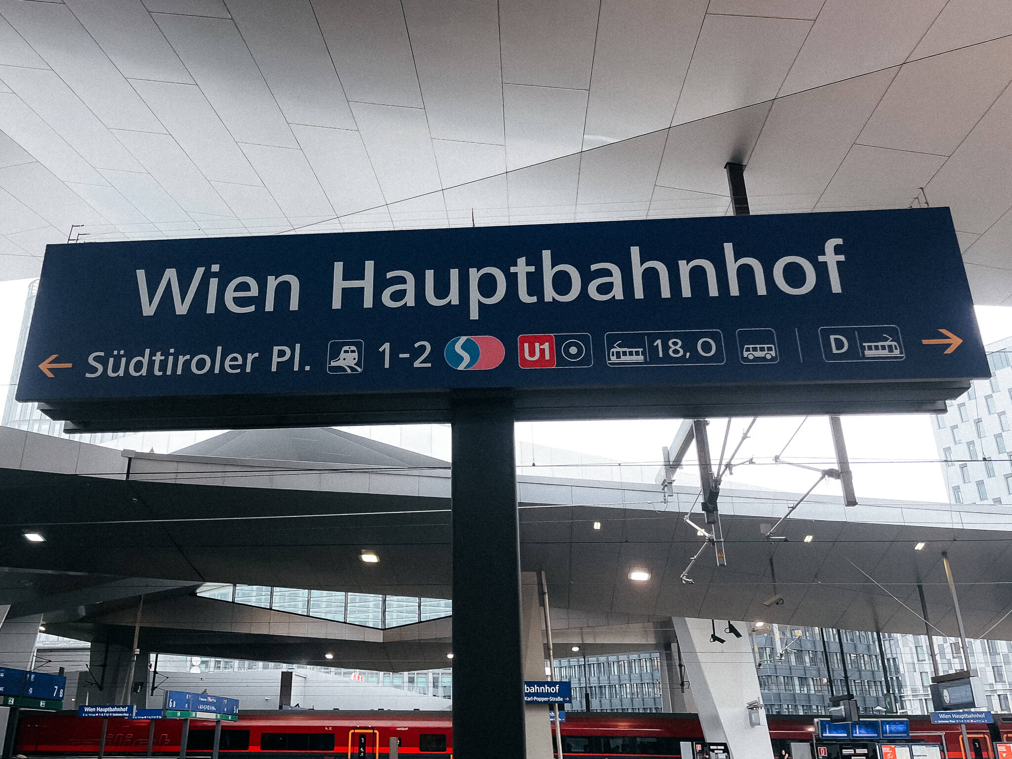 Angekommen! Schild Wien Hauptbahnhof