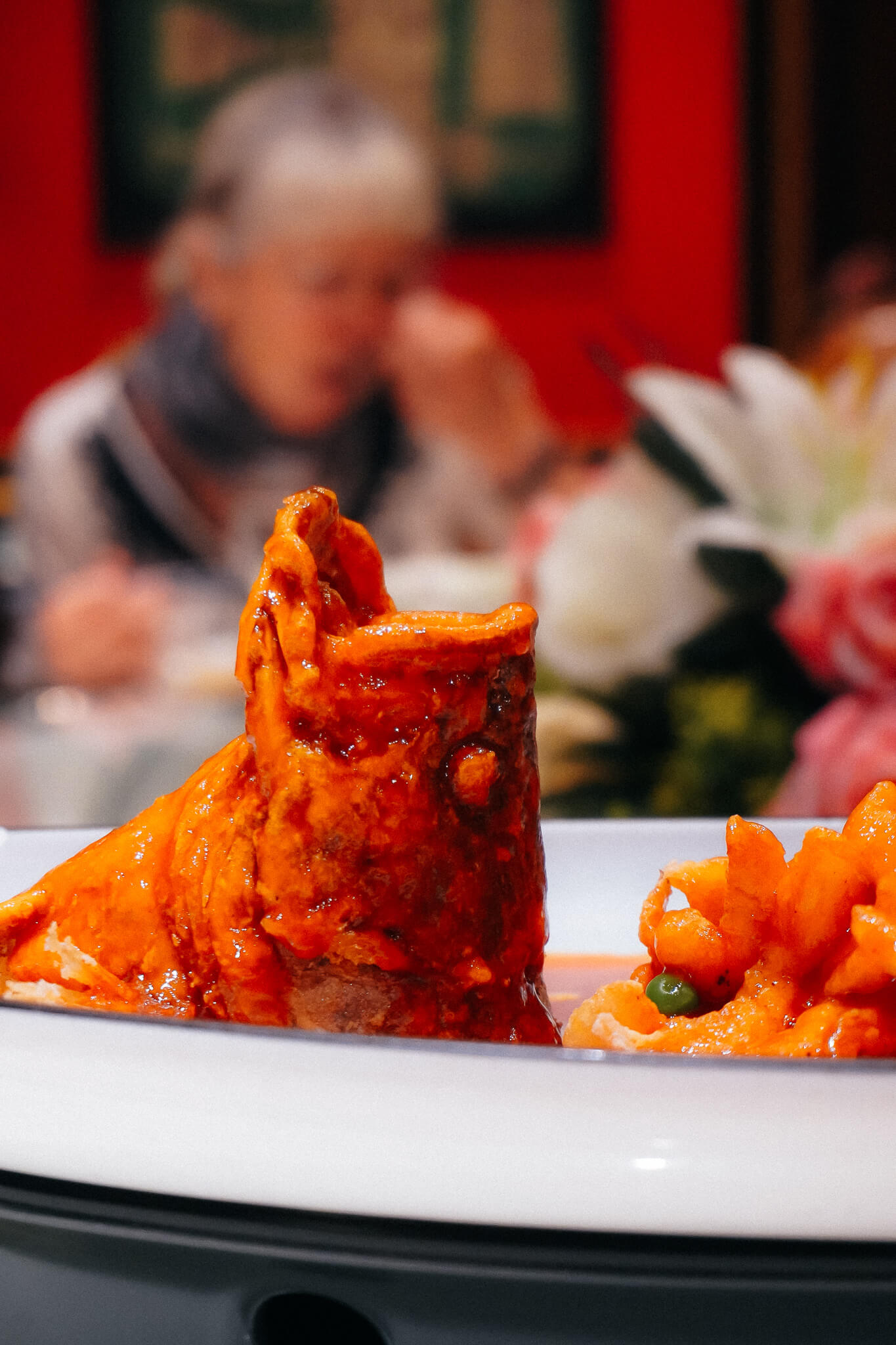 Chinesisches Essen: Fischkopf auf Platte präsentiert