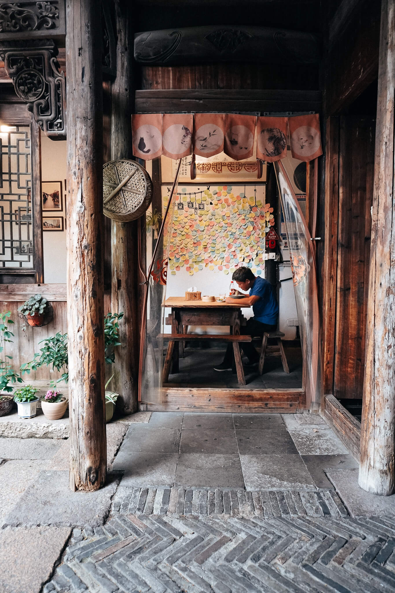 Mann isst Nudelsuppe in Wuzhen