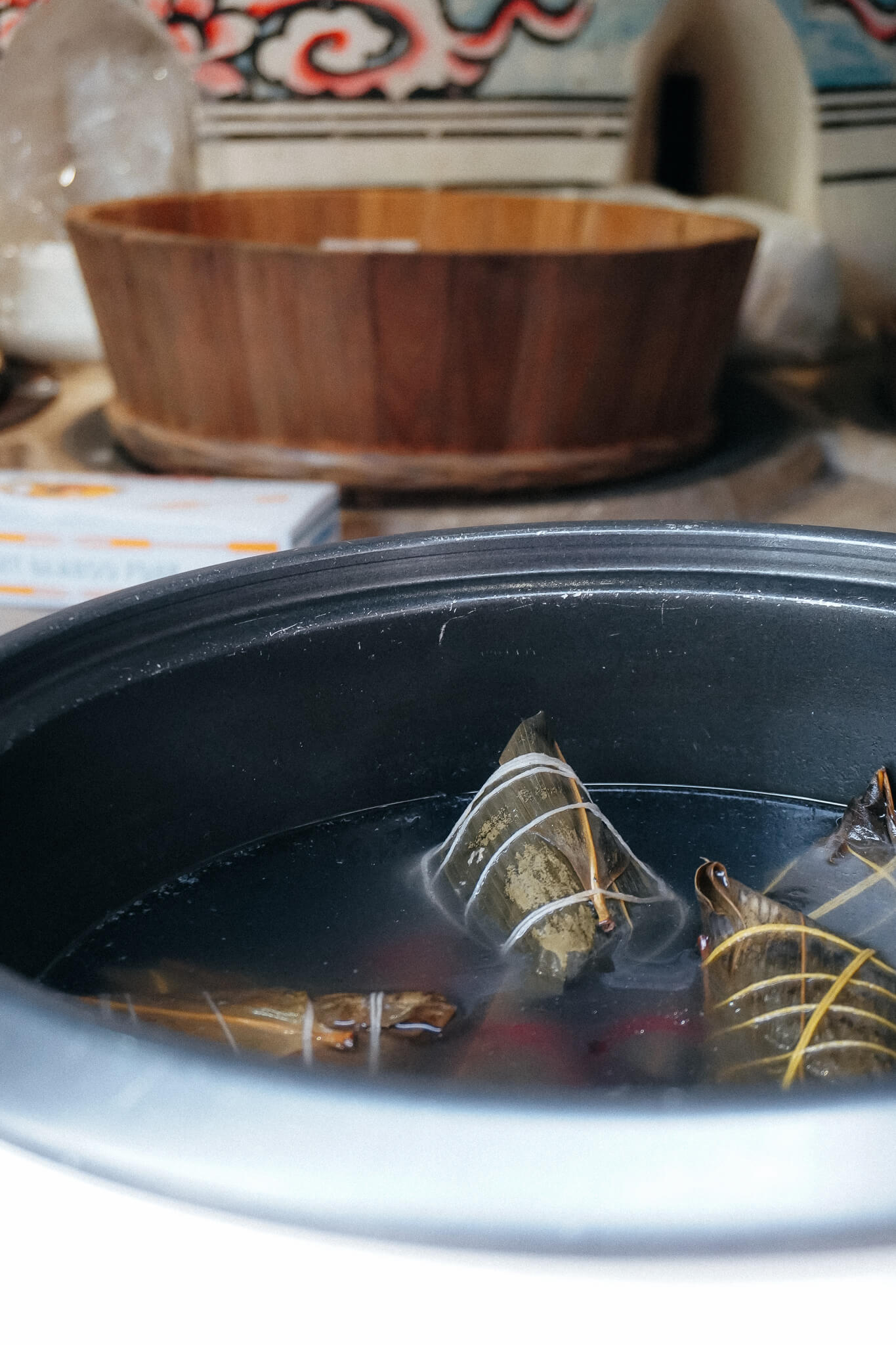 Zongzi Klebreispäckchen in Flüssigkeit im Topf